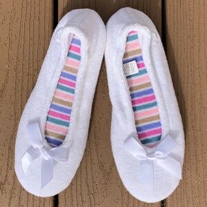 WOMENS WHITE SLIPPERS SIZE 6.5-7.5 MEDIUM NWOTS